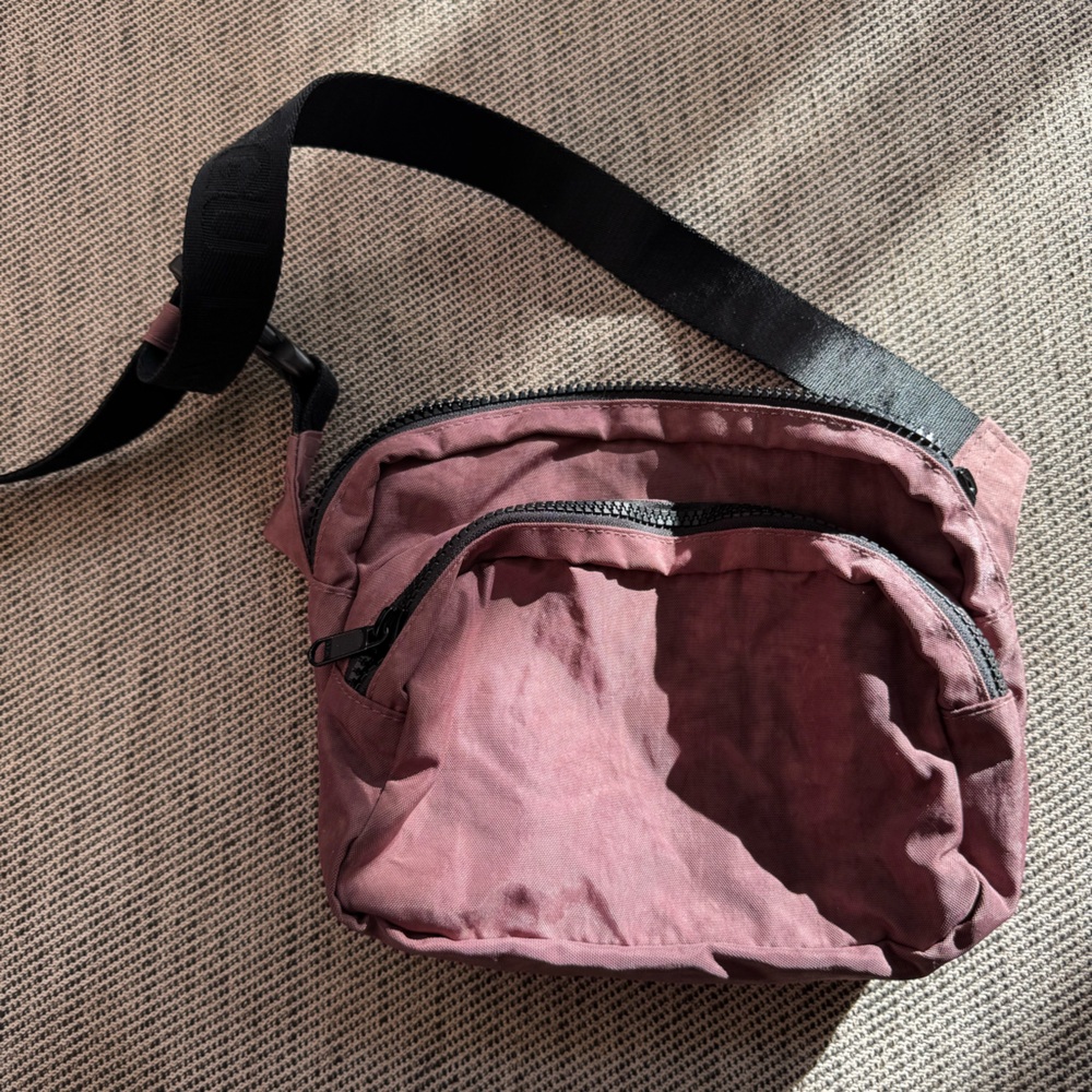 Baggy Fanny pack in peppercorn. Only used 2 times. Still has crunch!
